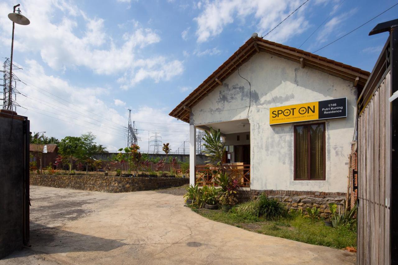 Spot On 1746 Putri Kuning Residence Banyuwangi  Exterior foto