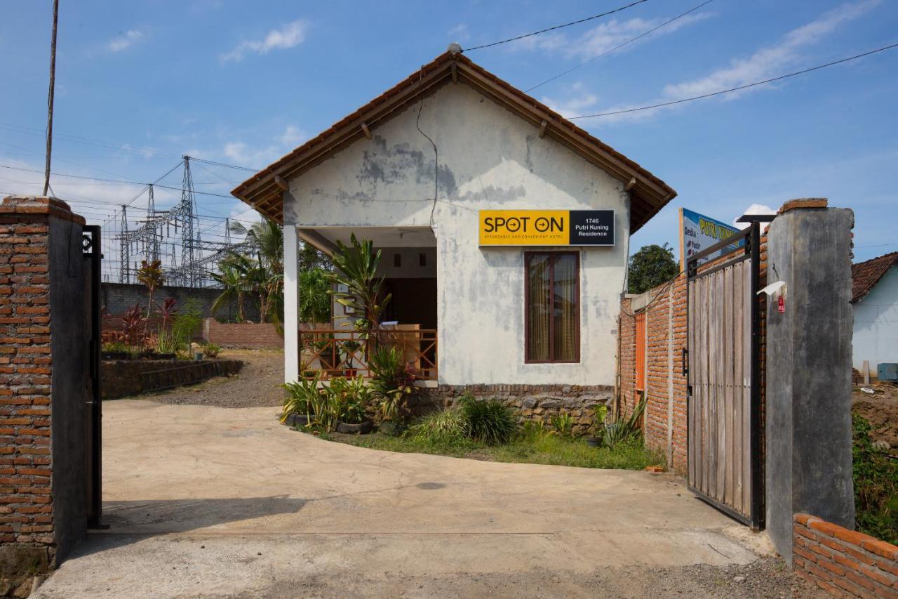 Spot On 1746 Putri Kuning Residence Banyuwangi  Exterior foto